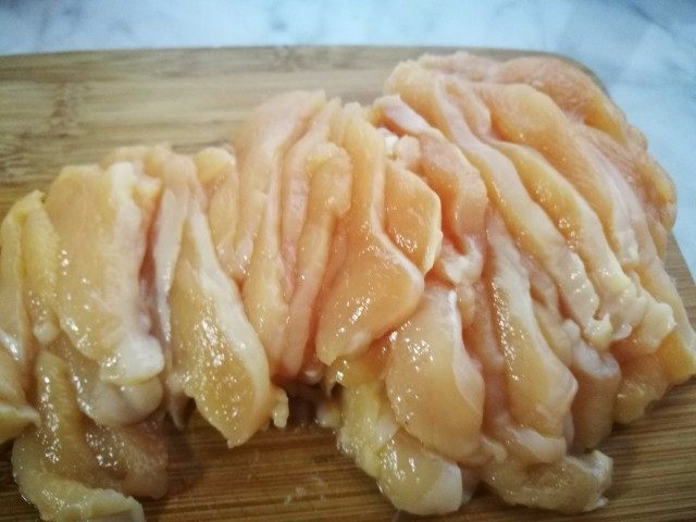 「Cathy边吃边营养」— 孜然鸡胸,根据鸡肉的纹理把鸡肉切片