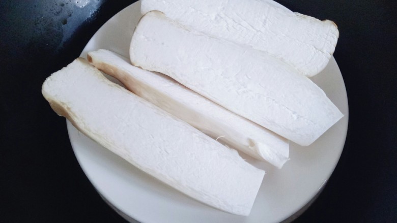 凉拌手撕杏鲍菇,上锅隔水蒸(为了节约时间我把杏鲍菇切开了,一切二) 大火烧开后转中小火大约10分钟。