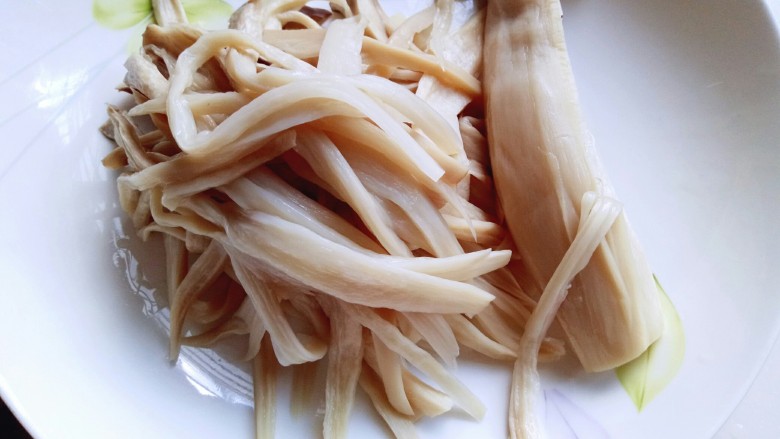 凉拌手撕杏鲍菇,蒸熟的杏鲍菇稍微凉一下,(不然烫手)
用手撕成条状,不要撕的太粗。