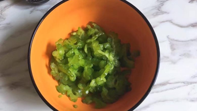 清爽蜂蜜苦瓜饮,搓好后是这样的,部分水分和苦味也被搓出来了,肉眼容易看到份量上像减了1/3。