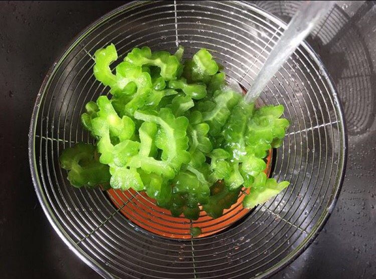 清爽蜂蜜苦瓜饮,搓好后直接在流水下冲洗一下,将盐份冲干净。