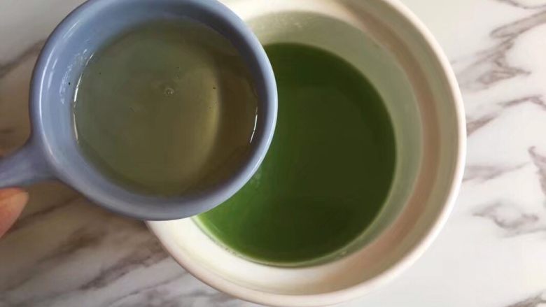 清爽蜂蜜苦瓜饮,最后调入蜂蜜,一份苦中带甜的清爽苦瓜汁就做好了,干了这杯翠绿吧!味道不是很苦,夏天喝真挺爽口的!