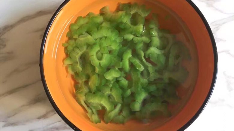 清爽蜂蜜苦瓜饮,将焯水后的苦瓜放入冰水或凉白开水中浸泡5分钟左右,这步也是为了保持翠绿。