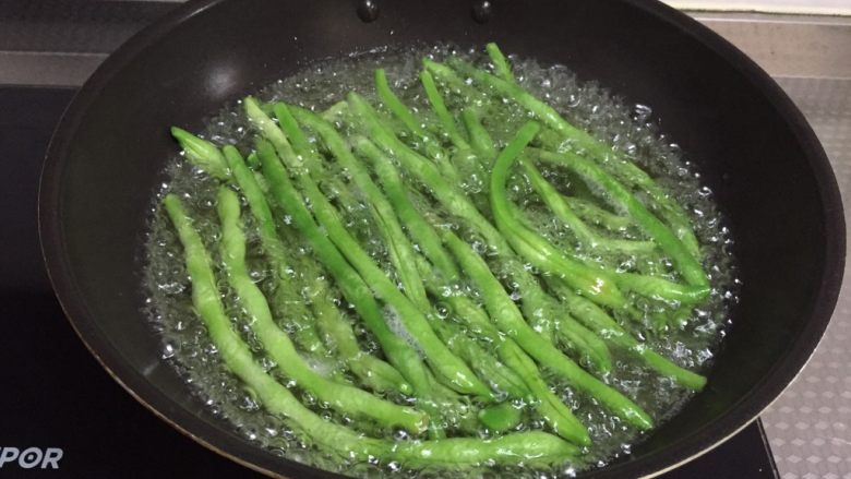 四季豆猪肉饼,四季豆开水下锅,焯3分钟,捞出晾凉