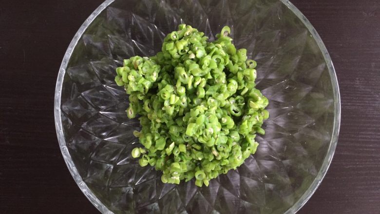 四季豆猪肉饼,晾凉后切碎,用手攥出水分放入碗中