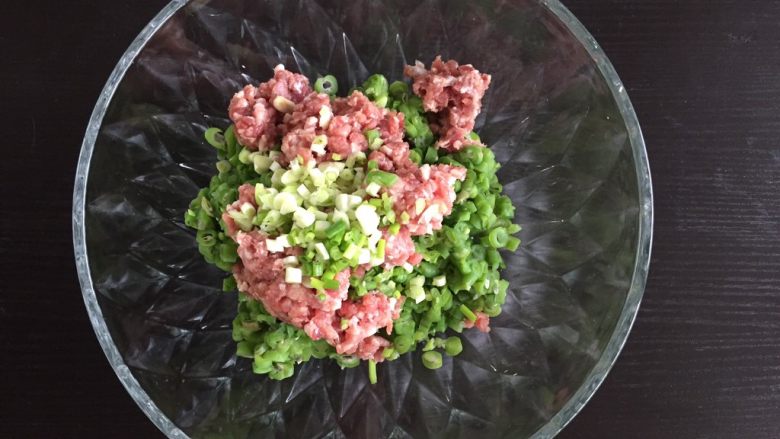 四季豆猪肉饼,<a style='color:red;display:inline-block;' href='/shicai/ 3232'>香葱</a>切碎,放入