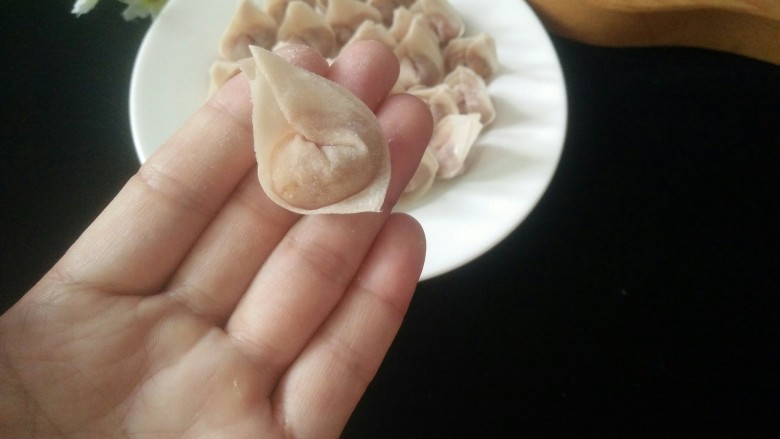 矾山特色小吃肉燕馄饨,两边往中间靠拢粘住抹水处,这样煮不会散开,