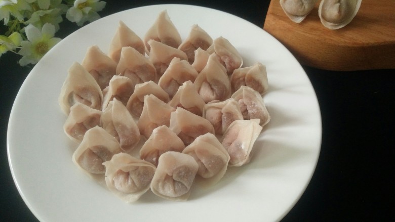 矾山特色小吃肉燕馄饨,这个步骤重复至到包好,