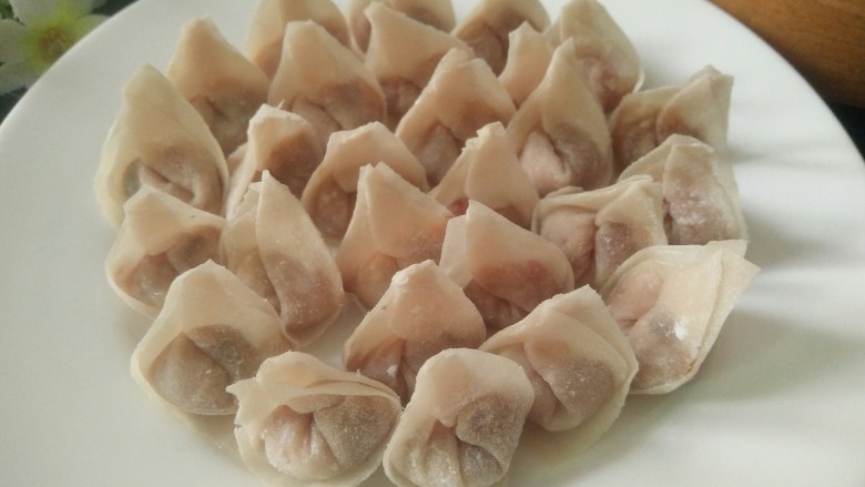 矾山特色小吃肉燕馄饨,包好吃不完放冰箱冷冻保存,要吃拿出来煮开水直接放煮熟即可,无须解冻,