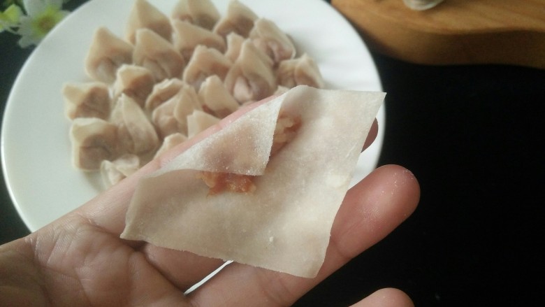 矾山特色小吃肉燕馄饨,皮抹上肉馅一卷,