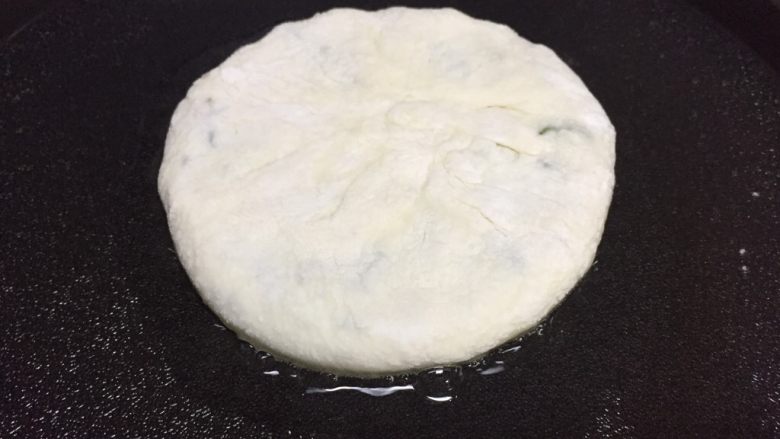 四季豆猪肉饼,平底锅或电饼铛放油,稍热放入馅饼,底面煎至金黄翻面