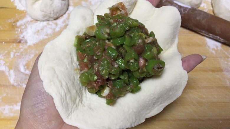 四季豆猪肉饼,包入适量馅料