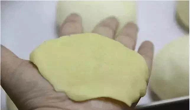 冰火菠萝,这时把菠萝皮的面团放在手上,按扁