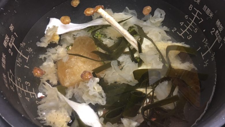广式清补凉,加入水量,你喜欢喝多点水的可以多加点。