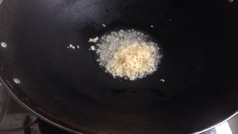 紫苏炒花甲,热锅下油,下姜蒜末