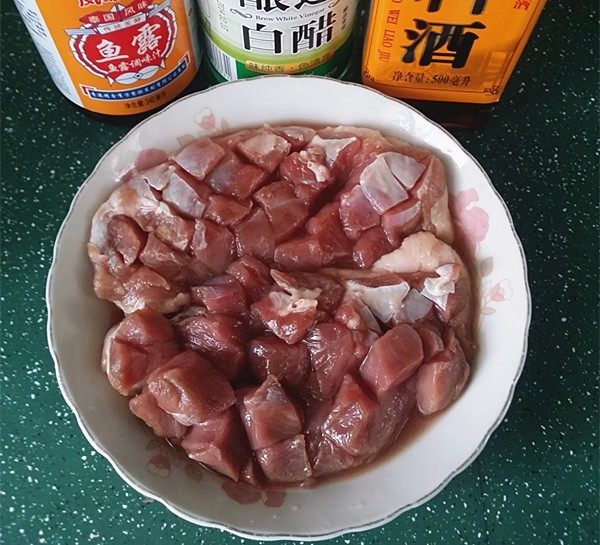 香煎鸭脯肉,倒入<a style='color:red;display:inline-block;' href='/shicai/ 718'>料酒</a>、少许和<a style='color:red;display:inline-block;' href='/shicai/ 714'>鱼露</a>