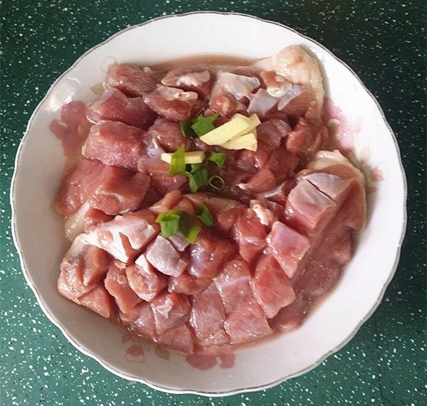 香煎鸭脯肉,加些葱姜、食盐腌制40分钟左右,再冲洗干净