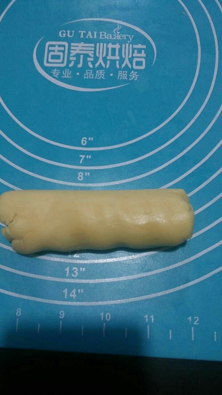 玛格丽特,冷藏好的面团,取出一小块,搓一个粗条。