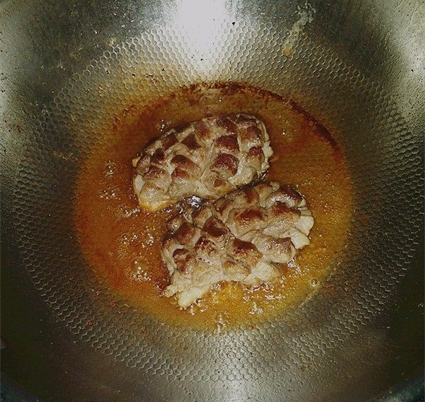 香煎鸭脯肉,中火煎制两面略焦黄后,倒出多余的鸭油