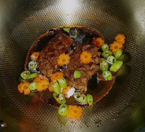 香煎鸭脯肉,转大火收汁,待水渐干时放入杭椒和胡萝卜