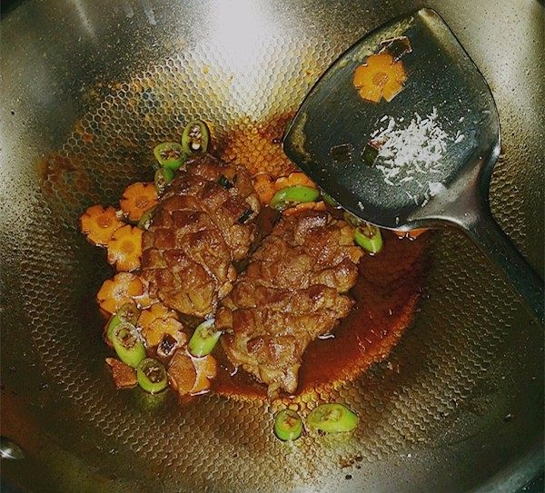 香煎鸭脯肉,翻炒几下撒少许<a style='color:red;display:inline-block;' href='/shicai/ 717'>味精</a>炒匀关火,最后盛入铺满西兰花的盘中即可