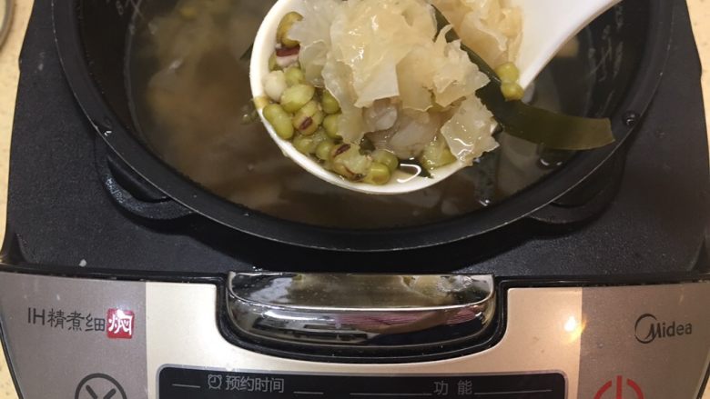 广式清补凉,还剩下22分钟的时候,豆都很烂啦,急着吃的,煮一个小时都够啦