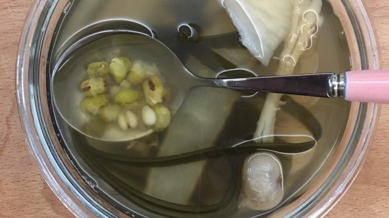 广式清补凉,清清甜甜的,喝了真的好舒服。喜欢冰的,不妨放到冰箱冰一下,味道更透心凉哦。