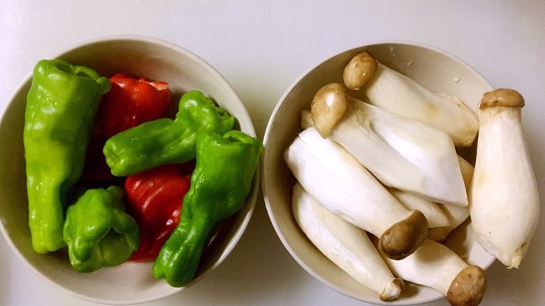 糖醋鸡腿菇(菌菇),两种食材分别清洗干净
青红椒去蒂去籽,备用