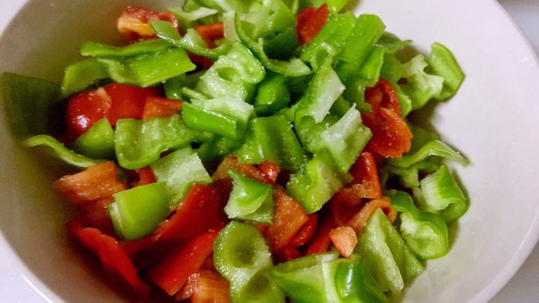 糖醋鸡腿菇(菌菇),切好的青椒上撒一小撮盐,翻抖均匀