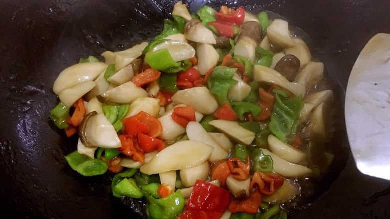 糖醋鸡腿菇(菌菇),取水淀粉碗,用勺子搅一下(因为淀粉会沉淀在碗底),倒入锅内
大火翻炒几十秒,见汤汁略收干,关火
注意汤汁不要收太干了