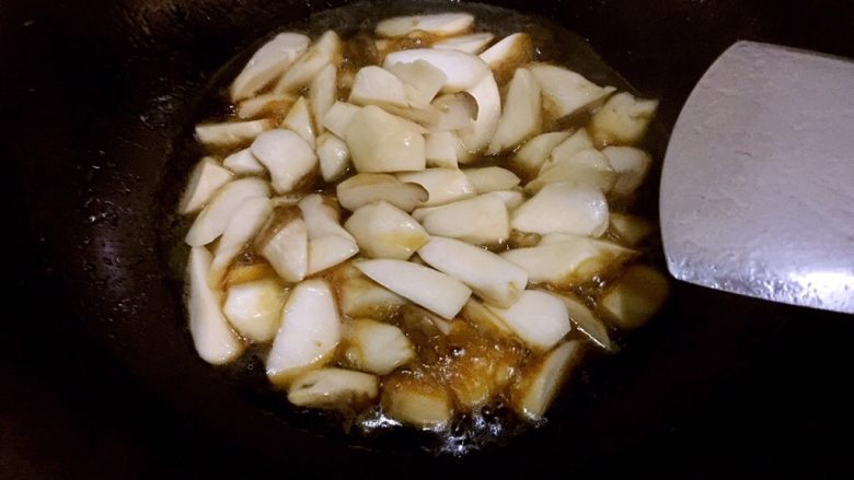 糖醋鸡腿菇(菌菇),中火翻炒至鸡腿菇香味出来,倒入调匀的糖醋汁