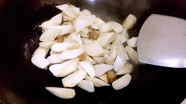 糖醋鸡腿菇(菌菇),热锅后倒适量油,油热倒入鸡腿菇翻炒
转中火