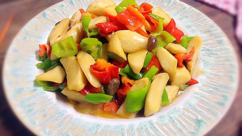 糖醋鸡腿菇(菌菇),装盘享用吧
成品
口味酸甜微辣,鸡腿菇鲜嫩美味,非常下饭的一道菜,用汤汁拌饭也是极好的。