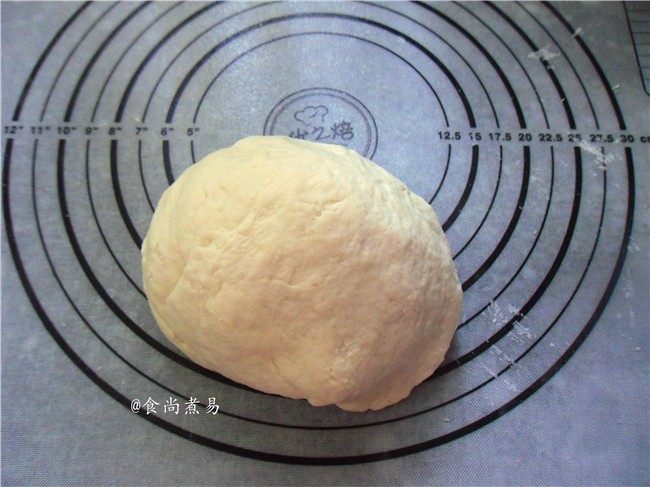 芝麻紫薯馅煎饼,在案板上将面粉揉成光滑柔软的面团,倒扣上大碗,静置片刻