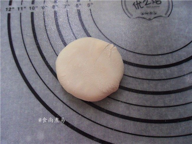 芝麻紫薯馅煎饼,收口朝下,将馅饼按扁
