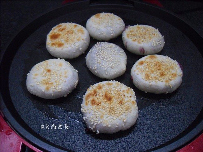 芝麻紫薯馅煎饼,遮上盖子,两面同时煎至焦黄色即可