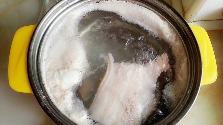 豆豉蒸肉,中火煮沸,煮出血沫后捞出控干水份。