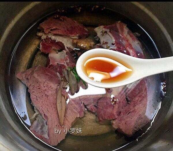 麻辣牛肉丝,两勺<a style='color:red;display:inline-block;' href='/shicai/ 718'>料酒</a>,冷水下锅煮40分钟。