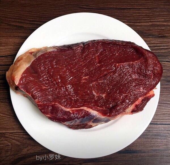 麻辣牛肉丝,准备<a style='color:red;display:inline-block;' href='/shicai/ 216'>牛肉</a>一斤,要选购牛腱子肉,有条纹的那种。