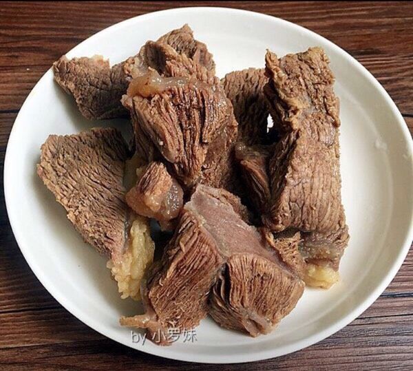 麻辣牛肉丝,牛肉煮好,捞出来待凉。