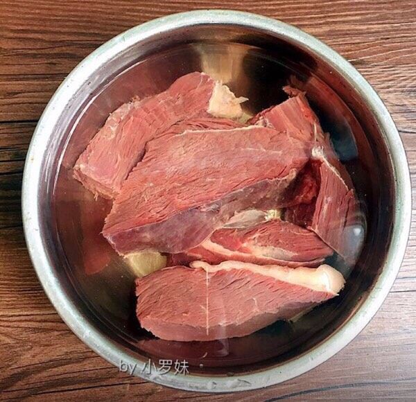 麻辣牛肉丝,把牛肉顺着切成小块,放水里泡一个小时,中间换几次水,让牛肉更好去血水。