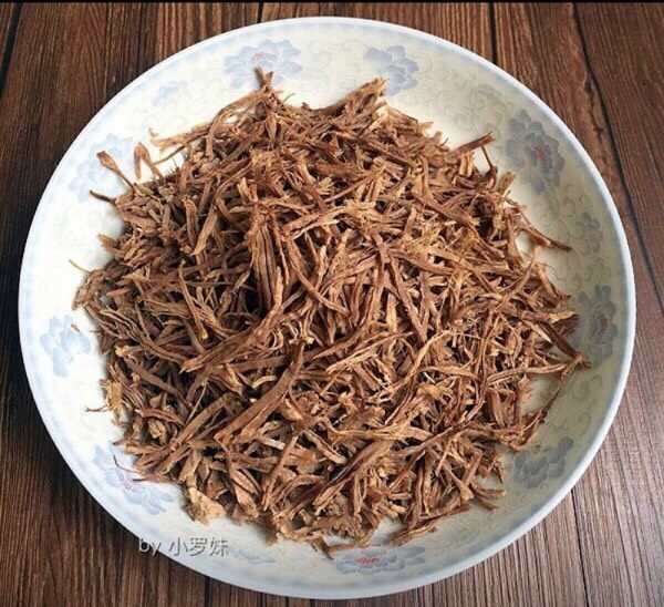 麻辣牛肉丝,用手顺着条纹撕细丝,大小根据自己喜欢定夺,个人觉得越细越好入味!