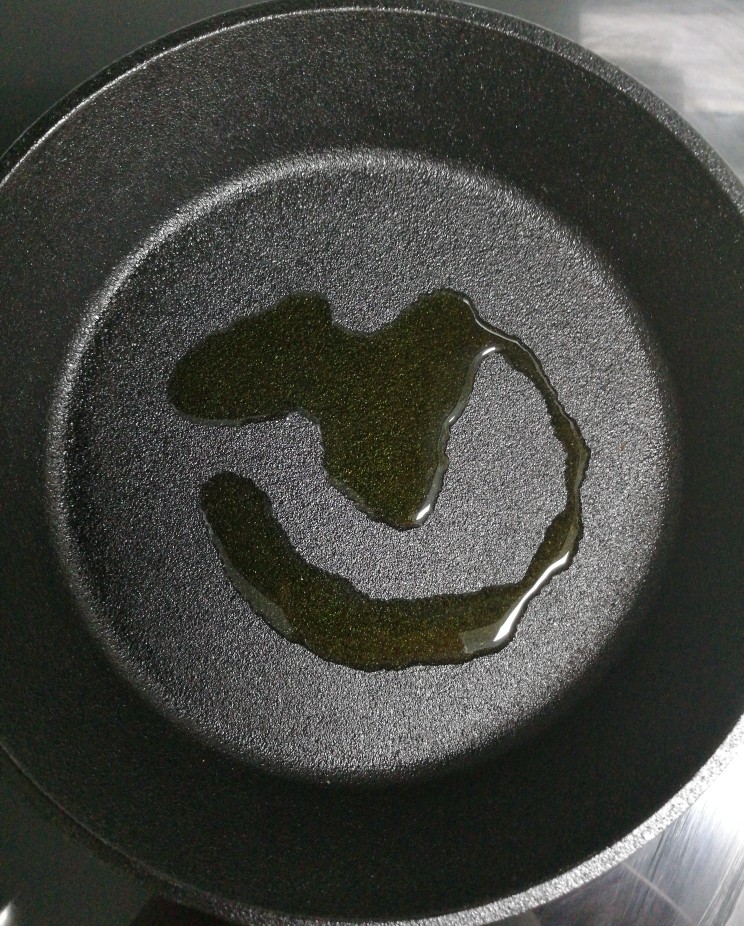 煎饼卷土豆丝,平底锅中加入少许食用油(油不适宜太多)