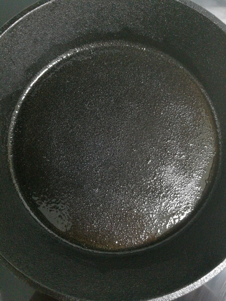 煎饼卷土豆丝,用刷子将油均匀的涂在锅底(切忌使用小火)