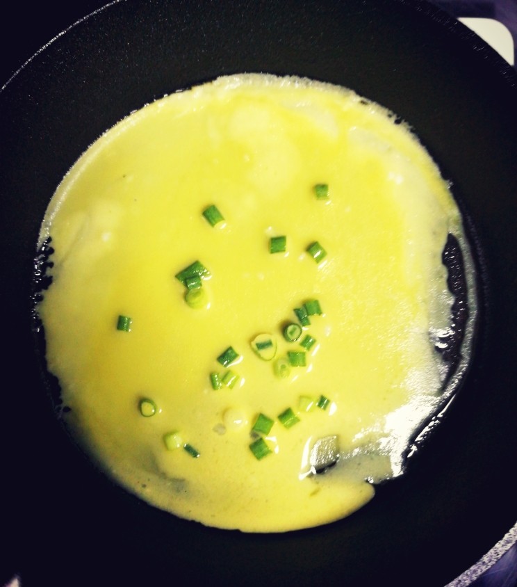 煎饼卷土豆丝,倒入一大勺打散的面粉汁(即步骤9中备用的)