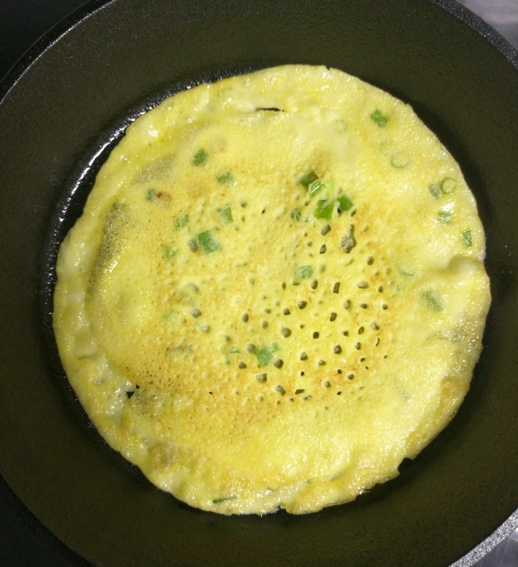 煎饼卷土豆丝,用铲子辅助或者直接颠勺将煎饼的另一面翻过来,然后再煎一分钟煎饼即可出锅