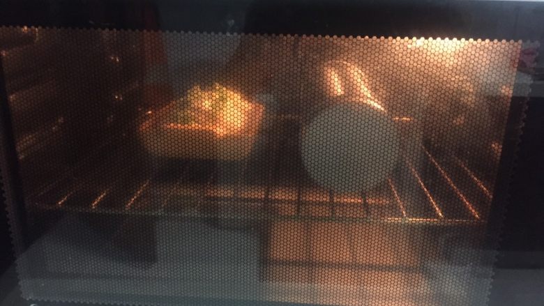 紫薯原味拼色梅花吐司(中种法),烤箱起码提前十分钟预热,上下火170度烤35分钟左右。
