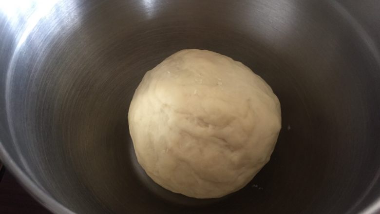 紫薯原味拼色梅花吐司(中种法),种面团的材料揉成光滑的面团,入冰箱冷藏发酵至三、四倍大。