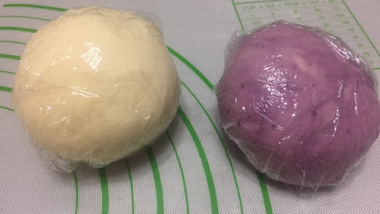 紫薯原味拼色梅花吐司(中种法),分出一个120克的面团把紫薯泥揉进去,整理成光滑的面团盖保鲜膜,静止松弛20分钟。