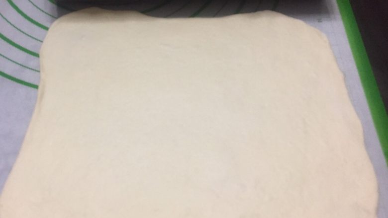紫薯原味拼色梅花吐司(中种法),原色的面团擀成略短于模具的面片。